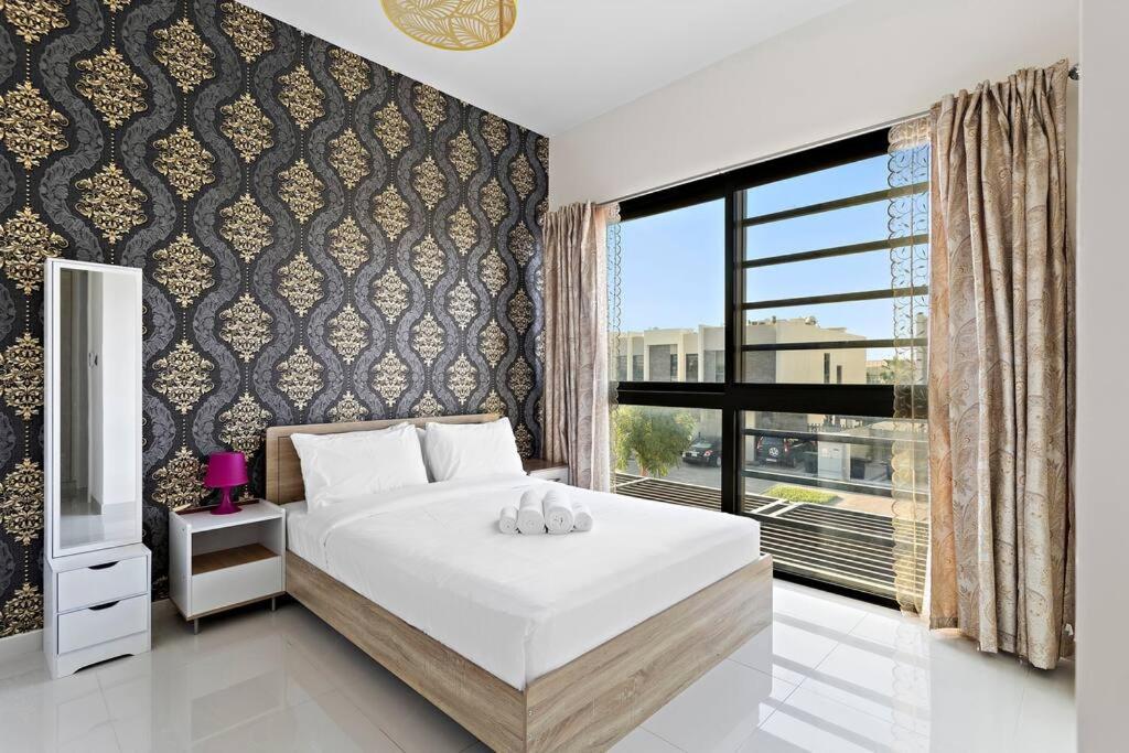 Elegant 3 Bedroom Damac Hills 2 * Dubai